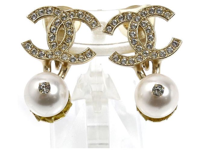 Brincos de clipe banhados a ouro Chanel com strass e pérolas falsas
