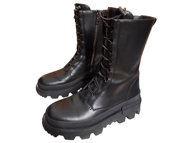 Botas Moncler Vail em Couro Preto