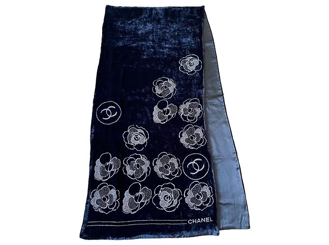 Chanel Schal aus schwarzem Samt mit Satinseidenfutter, Camelia-Muster, 180 x 42 cm Silber