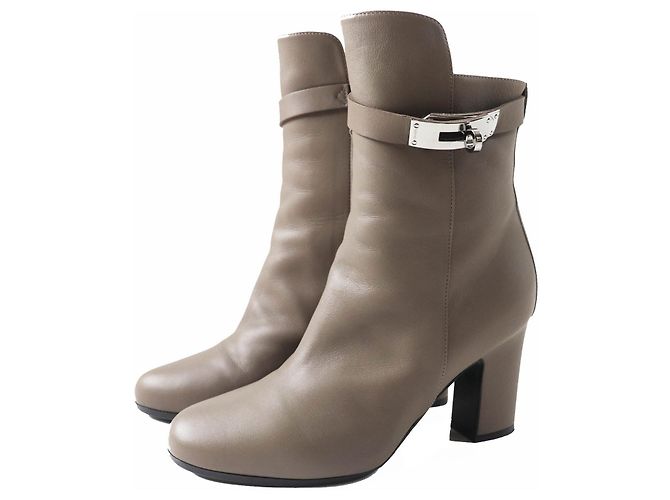 Botas curtas de couro com fivela Kelly da Hermès Cinza