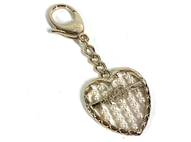 Chaveiro de metal dourado Chanel com coração CC Coco