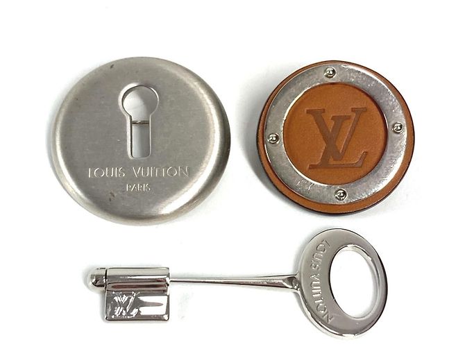 Conjunto de broches com logo Louis Vuitton Marrom Prata