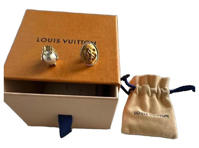 Brincos Louis Vuitton com pérolas e logo Branco Dourado