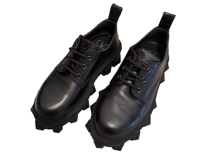 Scarpe stringate Valentino Garavani Rockstud in pelle nera Nero