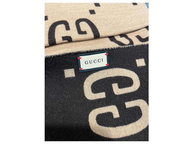 Cachecol Gucci GG Supreme em lã bege e marrom
