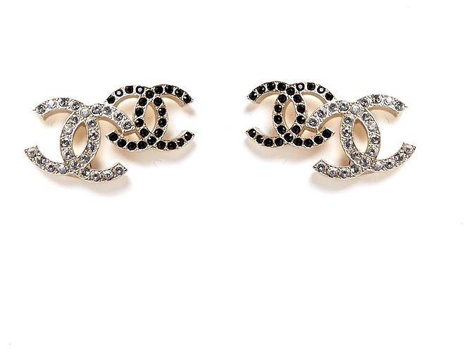Pendientes de Stud Chanel 2023 en Metal Dorado Claro con Doble CC