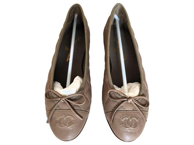 Bailarinas Chanel Acolchadas de Cuero Beige