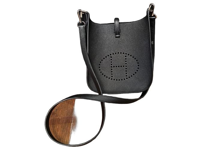 Bolsa Mini Evelyne em Taurillon Clemence Preto da Hermès