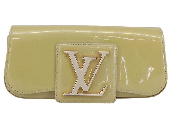 Clutch Sobe de charol Louis Vuitton Beige