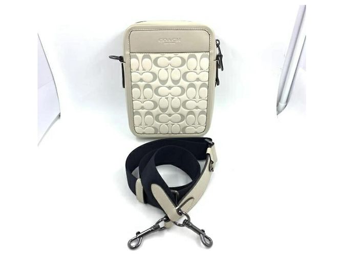 Bolsa transversal em couro de bezerro liso com assinatura COACH