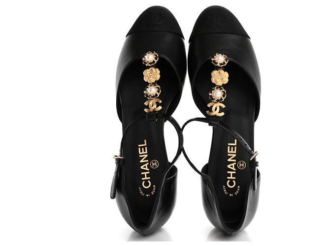 Sapatilhas de balé em couro e tecido preto Chanel com bico em couro, adornadas com pérolas e detalhes CC