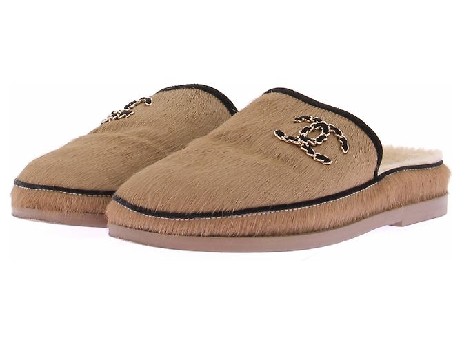 Chanel Tamancos de shearling marrons com CC em correntes Marrom