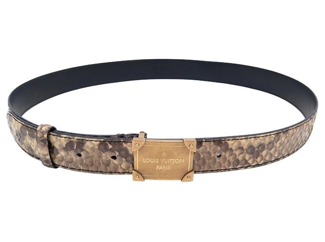 CINTURÃO LOUIS VUITTON FIVELA TRUNK DOURADA E COURO DE PYTHON BEGE T85