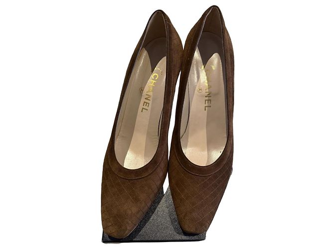 Escarpins Chanel en daim marron taille 39