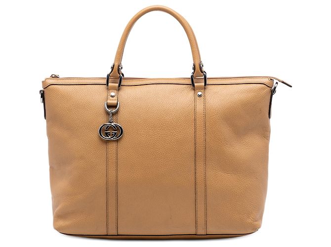 Bolsa Gucci de couro marrom com charme GG Caramelo