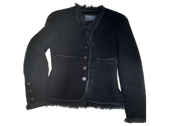 Chaqueta Bouclé negra de Chanel con ribete de peluche Negro