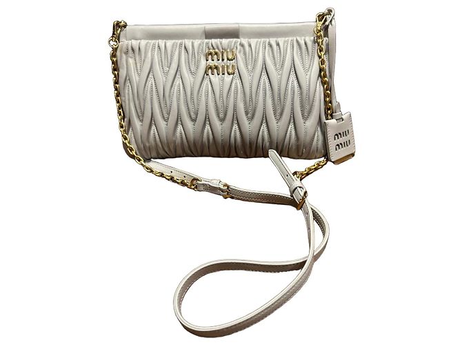 Bolsa Matelassé Miu Miu Cinza