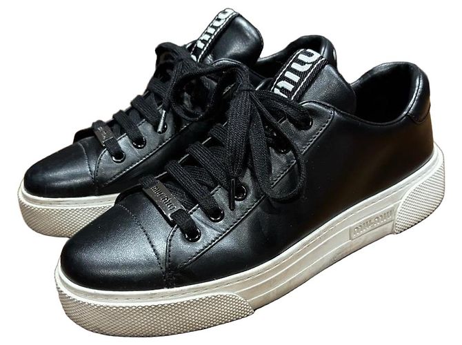 Schwarze Leder-Sneaker von Miu Miu
