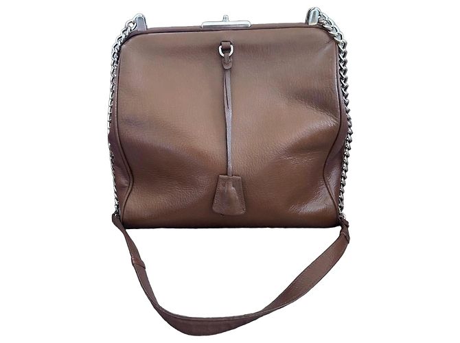Bolsa de couro marrom Prada Doctor com corrente prateada