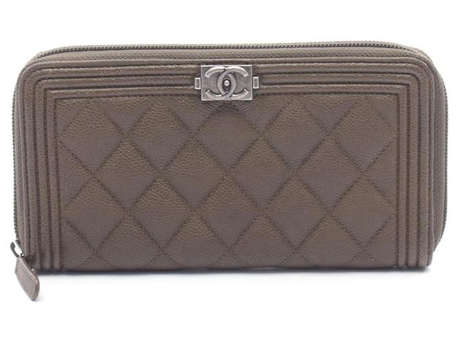 Cartera Larga Boy Chanel en Cuero de Ternera Caqui