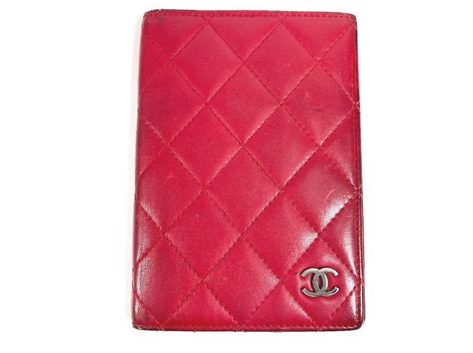 Funda de pasaporte bifold acolchada con logo CC Coco de Chanel Roja