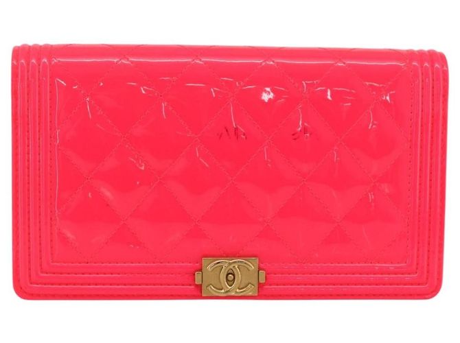 Cartera Chanel Boy Yen de charol acolchado Rosa