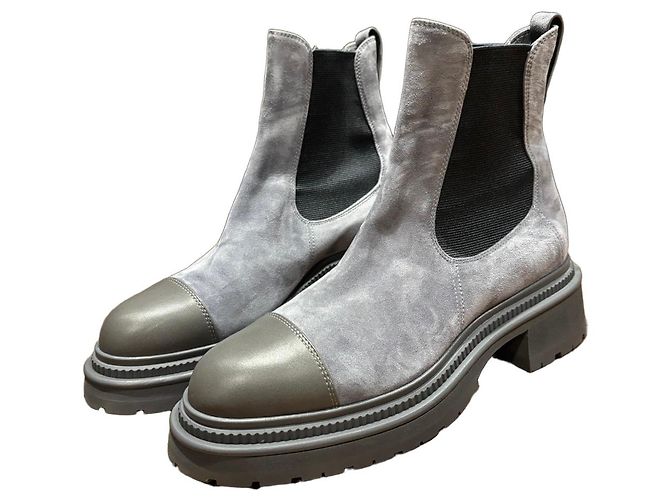 Botas Chelsea de camurça e couro cinza da Chanel com bico arredondado