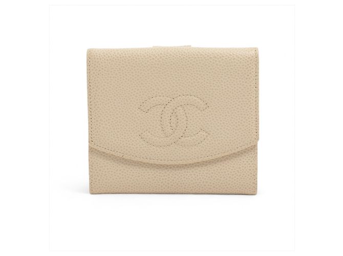 Timeless Carteira dobrável em couro de bezerro texturizado branco Chanel