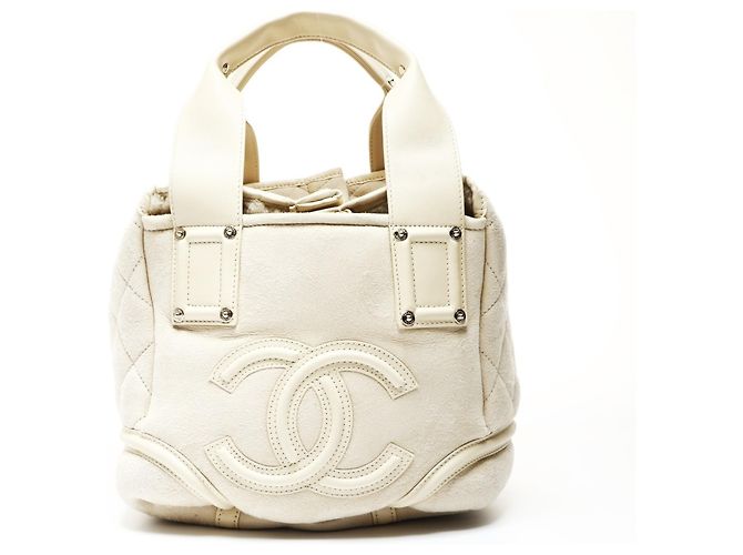 Bolsa de mão em camurça de carneiro marfim com marca Coco CHANEL Bege