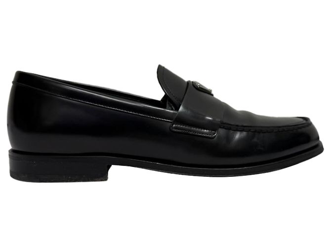 Mocassini in pelle di vitello nera con placca logo Prada Nero