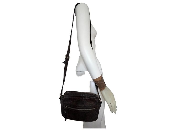 Bolsa transversal em couro marrom com monograma em relevo Gucci