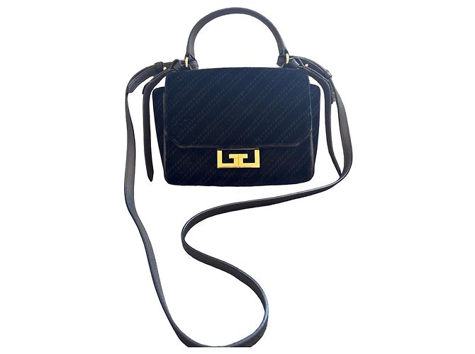 Bolsa Eden da Givenchy em veludo preto com fecho 'G'