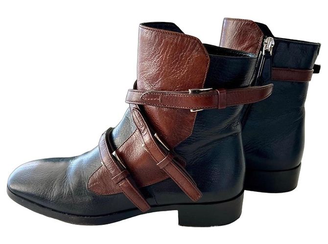 Botas de tornozelo de couro preto e marrom com fivela Prada
