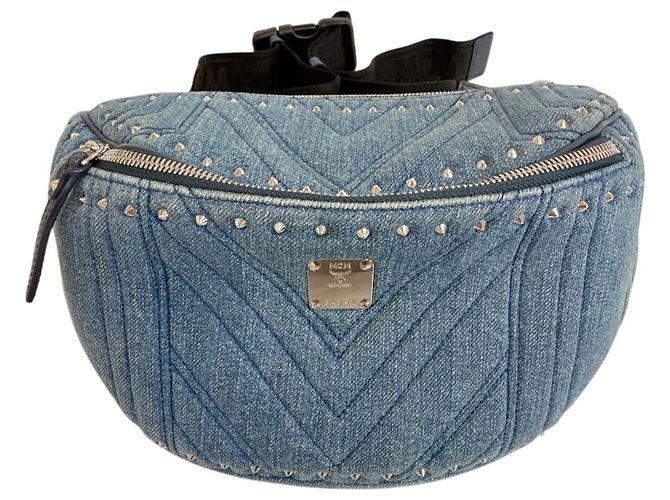 Bolsa sling em denim MCM com tachas acolchoadas Azul