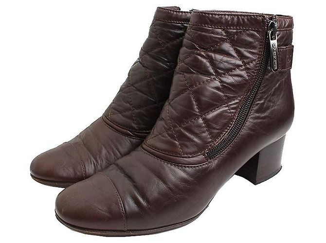 Chanel Botas de tornozelo de couro marrom
