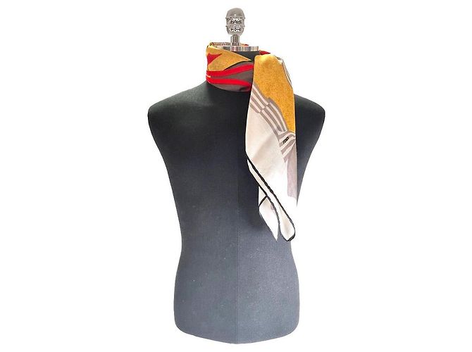 Fendi Lenço de seda amarelo e marfim em caixa de presente Branco