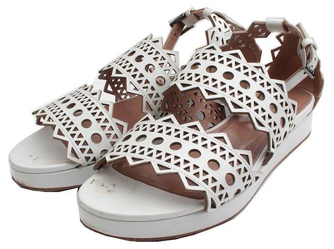 Alaïa Sandales en cuir blanches à perforations Multicolore