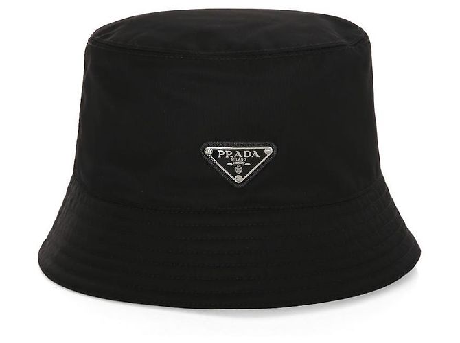 Prada Schwarzer Bucket Hat aus Re-Nylon mit Metall-Logo