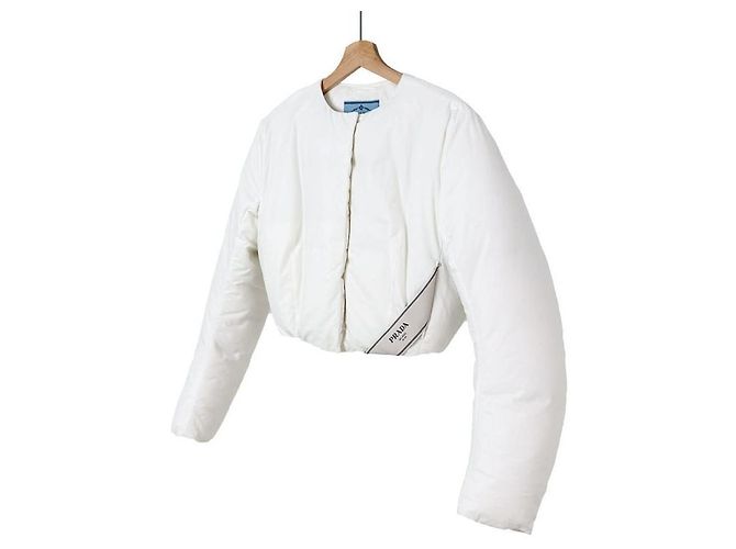 Prada Jaqueta de acolchoado curta de algodão com logo triangular Feminina Branca Branco