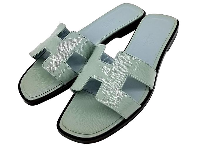 Hermès Lackleder Oran Slipper von Hermes Weiß