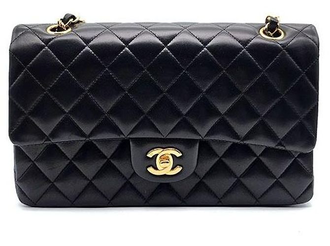 Chanel Clássico Médio em Cordeiro Preto