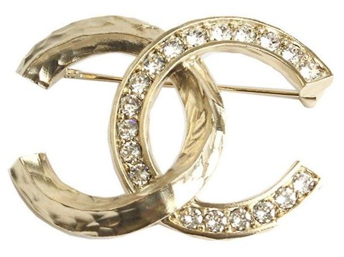 Chanel Broche Logo en Cristal Texturé Doré