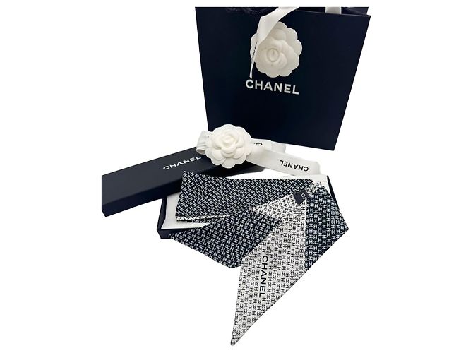 Chanel Lenço de seda com logo CC para mulheres, preto e branco