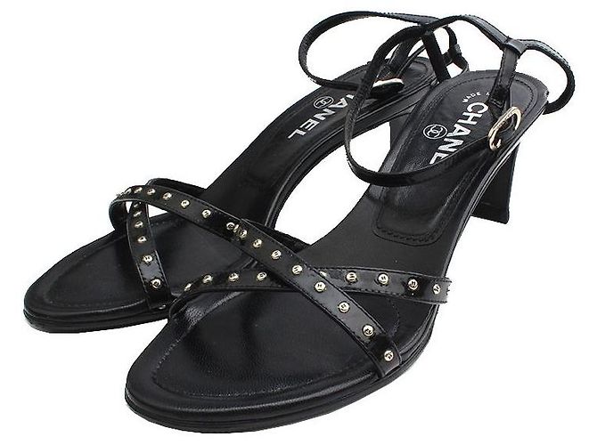 Chanel Sandali con borchie e logo nero 