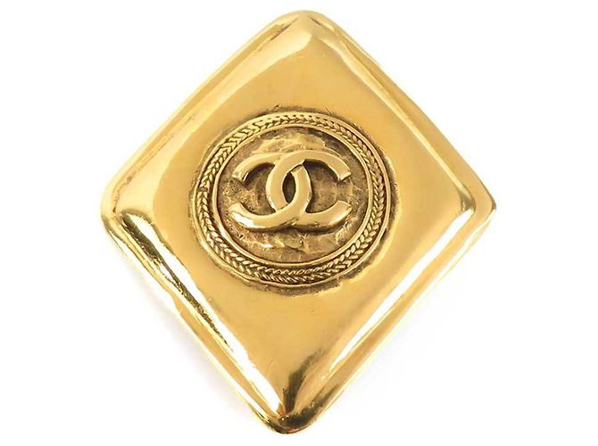 Spilla in metallo dorato Chanel con il marchio Coco D'oro