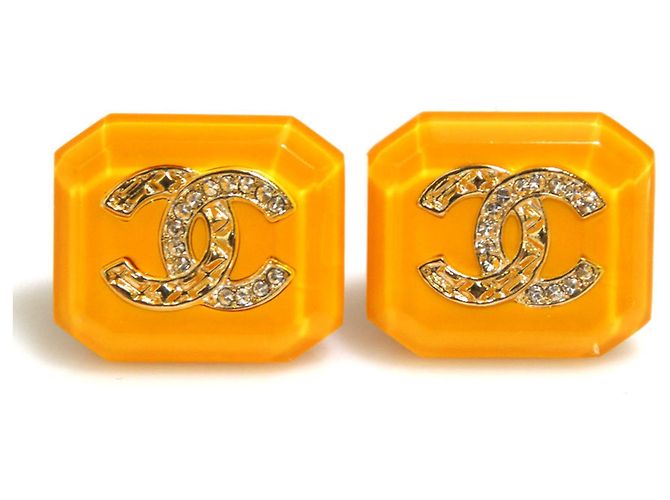 Orecchini in resina dorata e metallo Chanel D'oro Giallo