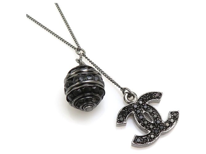 Collana da donna Chanel in nero e gunmetal Metallico