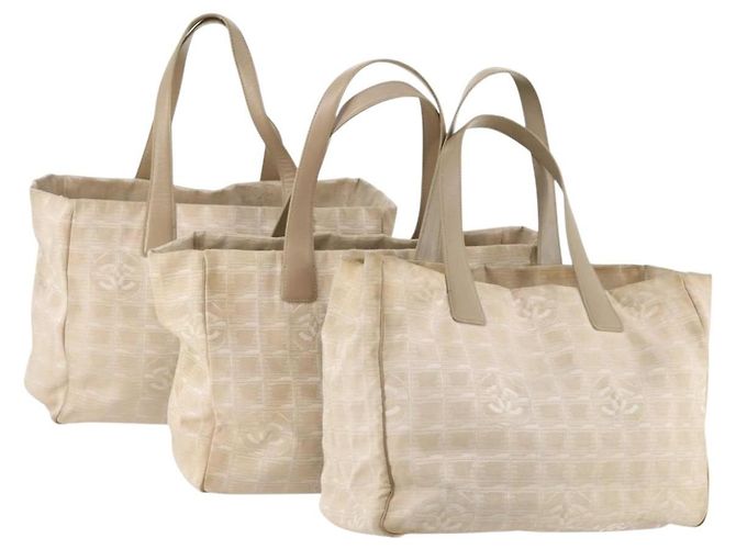 CHANEL Nova Bolsa Tote de Viagem em Nylon 3 Conjunto Bege CC Auth ep13033