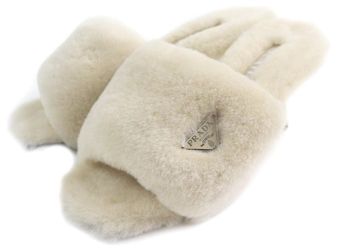 Sandales en fourrure de mouton avec logo Triangle 1XX654 de Prada Beige