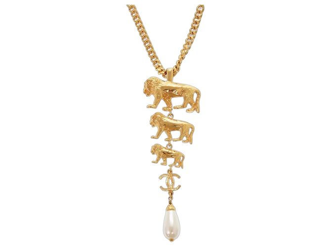 Colar de metal com pérolas falsas douradas e leão Coco Mark da Chanel Dourado